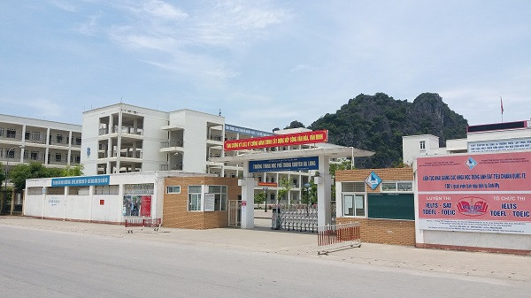 Quang Ninh: Cong an se lam gi doi tuong rach mat nu sinh o nha ve sinh?