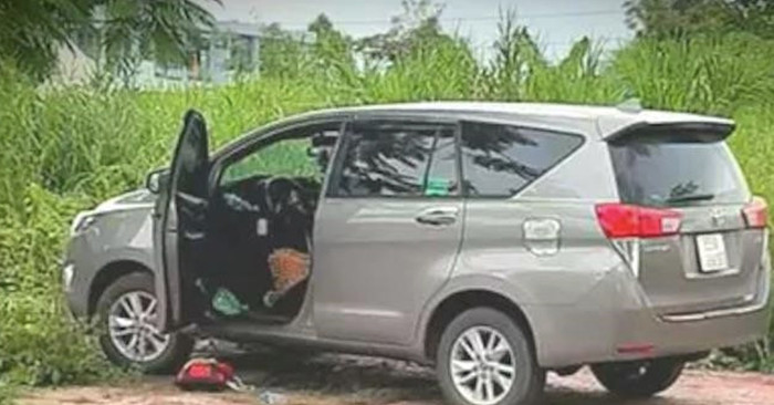 Trước đó, Kiến Thức đã đưa tin, khoảng 17h ngày 25/8, người dân phát hiện chiếc ô tô 7 chỗ đậu trên vỉa hè giáp với trung tâm hành chính huyện Vĩnh Thạnh, TP Cần Thơ. Trên xe có một nam thanh niên gục đầu.