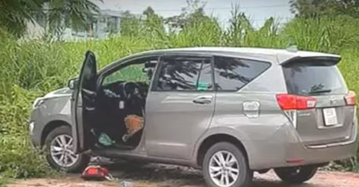 Trước đó, Kiến Thức đã đưa tin, khoảng 17h ngày 25/8, người dân phát hiện chiếc ô tô 7 chỗ đậu trên vỉa hè giáp với trung tâm hành chính huyện Vĩnh Thạnh, TP Cần Thơ. Trên xe có một nam thanh niên gục đầu.
