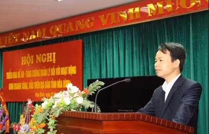 Phó cục trưởng Cục Thuế tỉnh Hòa Bình Nguyễn Anh Tuấn và vợ khẳng định không tác động, can thiệp nâng điểm cho con. Tuy nhiên, ông Tuấn giải trình em gái ông có nhờ người xem điểm giúp cho con ông. Kết quả, con ông Tuấn đã được sửa nâng điểm và thí sinh đã sử dụng điểm thi này đăng ký xét tuyển vào Trường đại học Kinh tế quốc dân.