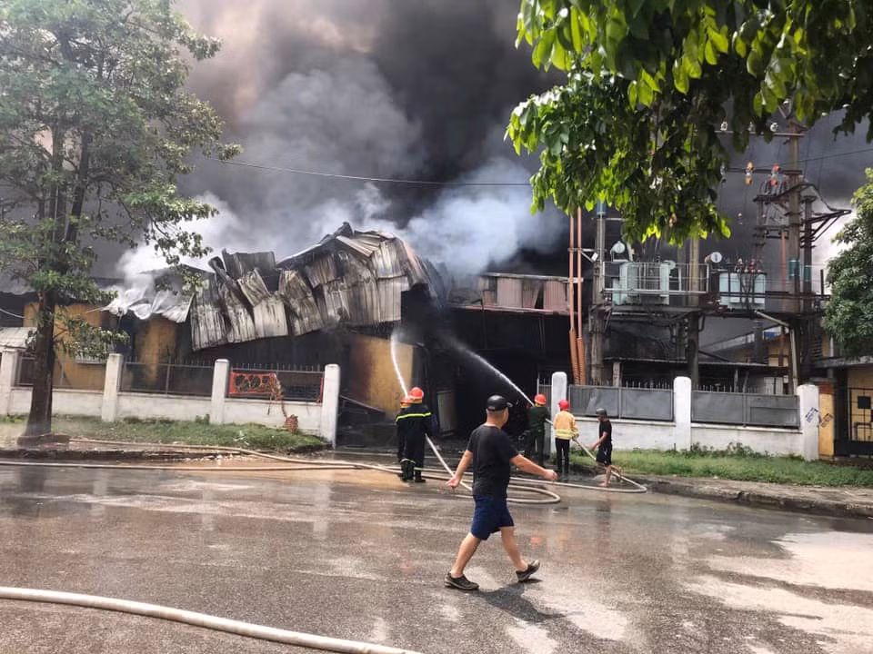 Hiện tại, một dãy nhà xưởng lợp tôn của Công ty này bị lửa bao phủ, khói bốc ra cuồn cuộn.