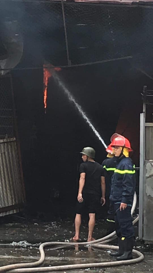 Đến 10h cùng ngày công tác cứu hộ vẫn đang được tiến hành khẩn trương dập lửa. 