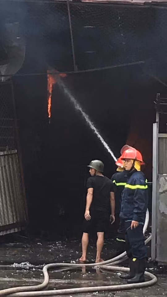 Đến 10h cùng ngày công tác cứu hộ vẫn đang được tiến hành khẩn trương dập lửa. 