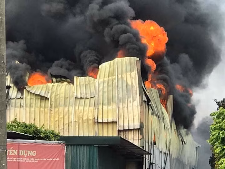 Chay lon tai Cong ty Zion sat Sieu thi Aeon Mall Long Bien