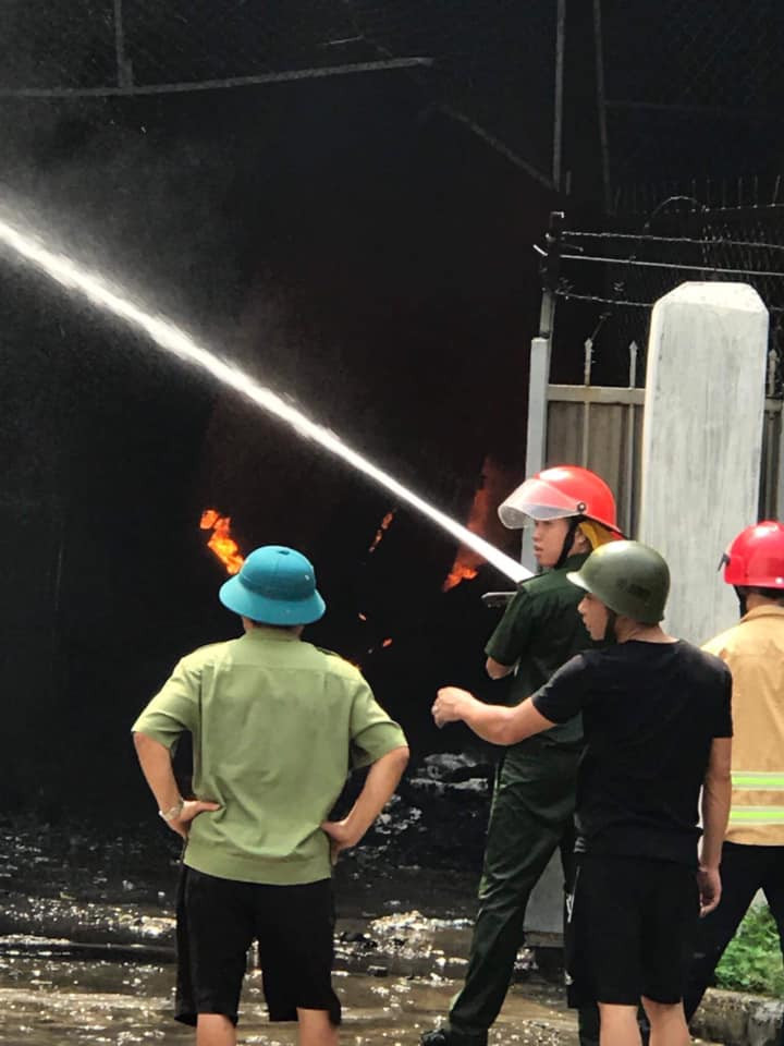 Lực lượng PCCC tiếp tục phun nước khống chế đám cháy.