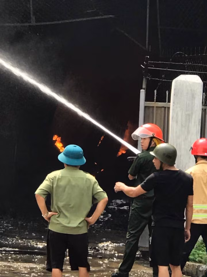 Lực lượng PCCC tiếp tục phun nước khống chế đám cháy.