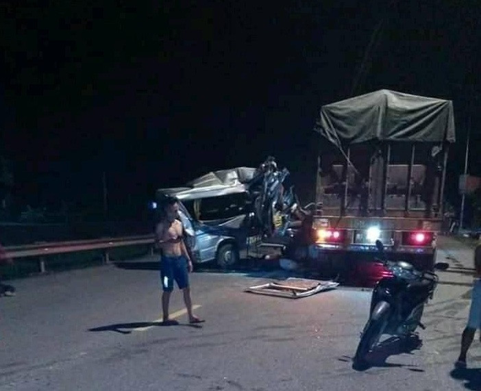 Hung Yen: Xe khach tong xe container, nhieu nguoi bi thuong