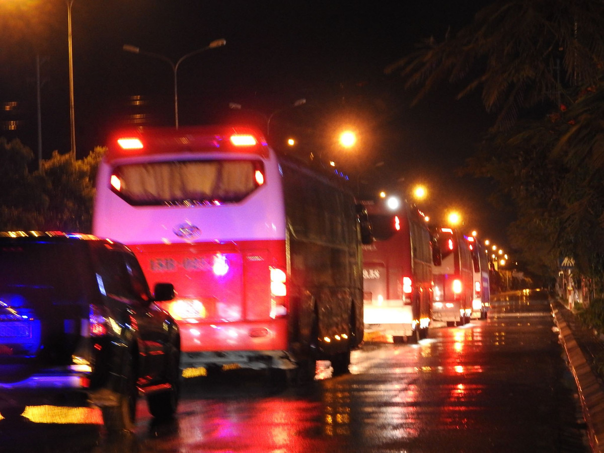 Đoàn xe thứ 2 gồm 7 xe 45 chỗ và 2 xe 16 chỗ xuất phát theo lộ trình như đoàn xe thứ nhất. Được biết, trên mỗi xe 45 chỗ có khoảng 30 người Trung Quốc cùng lực lượng cảnh sát Việt Nam.