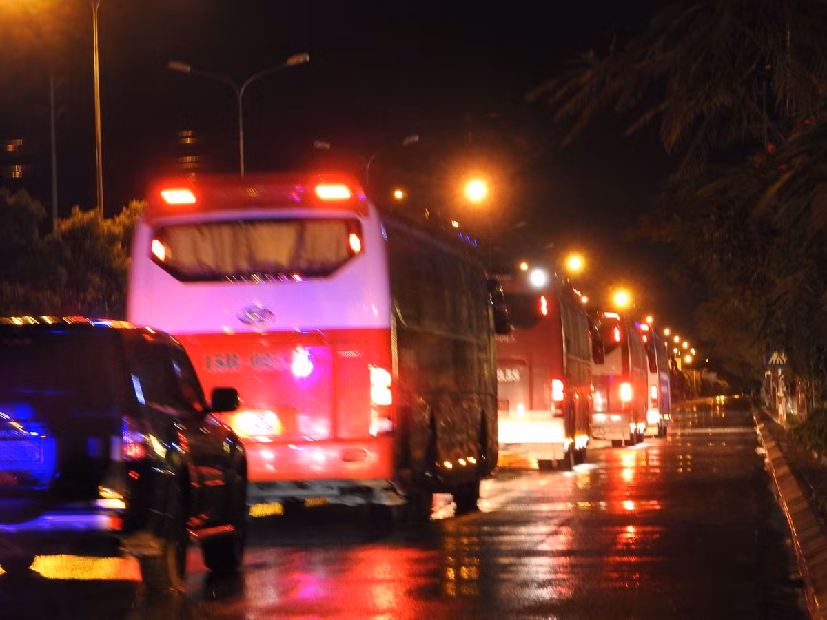 Đoàn xe thứ 2 gồm 7 xe 45 chỗ và 2 xe 16 chỗ xuất phát theo lộ trình như đoàn xe thứ nhất. Được biết, trên mỗi xe 45 chỗ có khoảng 30 người Trung Quốc cùng lực lượng cảnh sát Việt Nam.