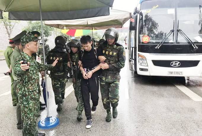 Quân phục rất chuyên nghiệp của lực lượng bộ đội Biên phòng khi dẫn độ các nghi can của đường dây đánh bạc nghìn tỷ người Trung Quốc.
