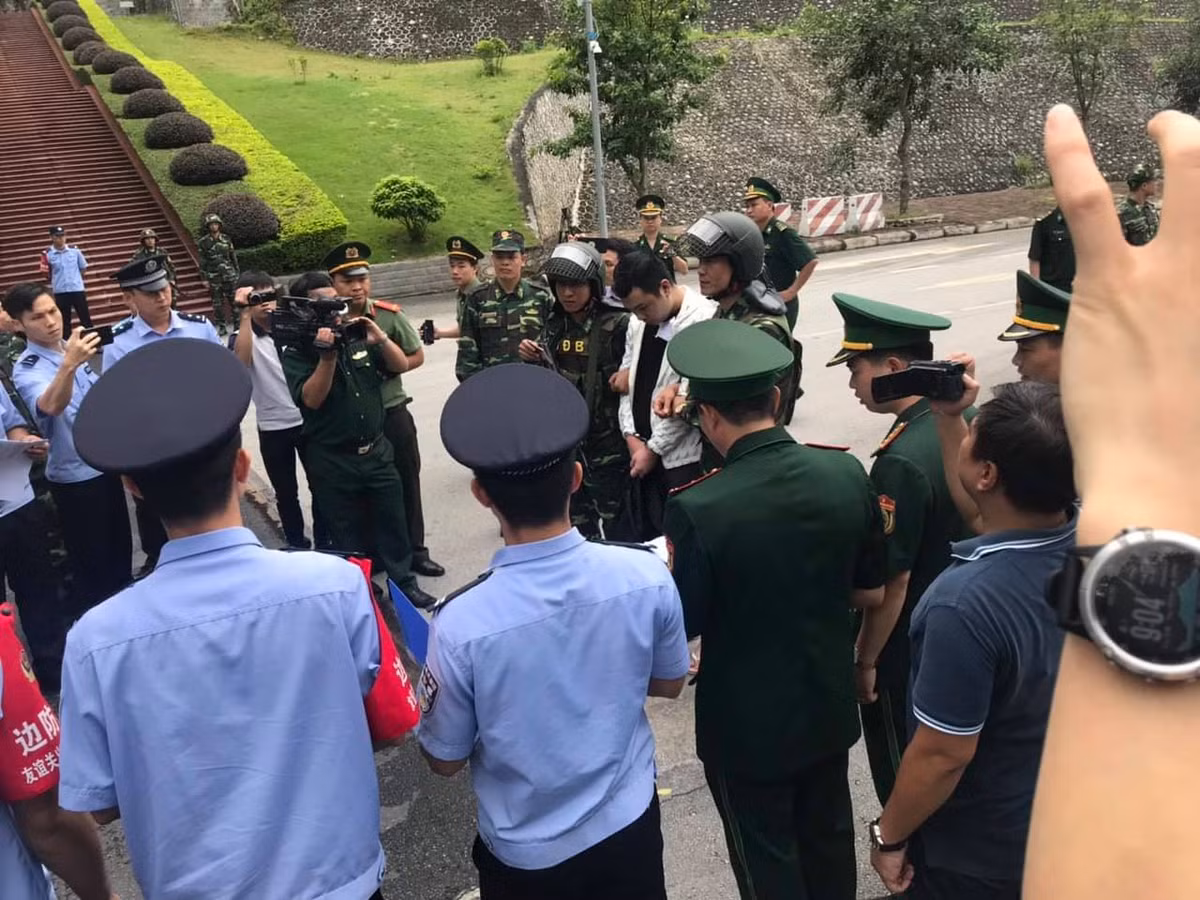 Và bàn giao cho phía Trung Quốc.