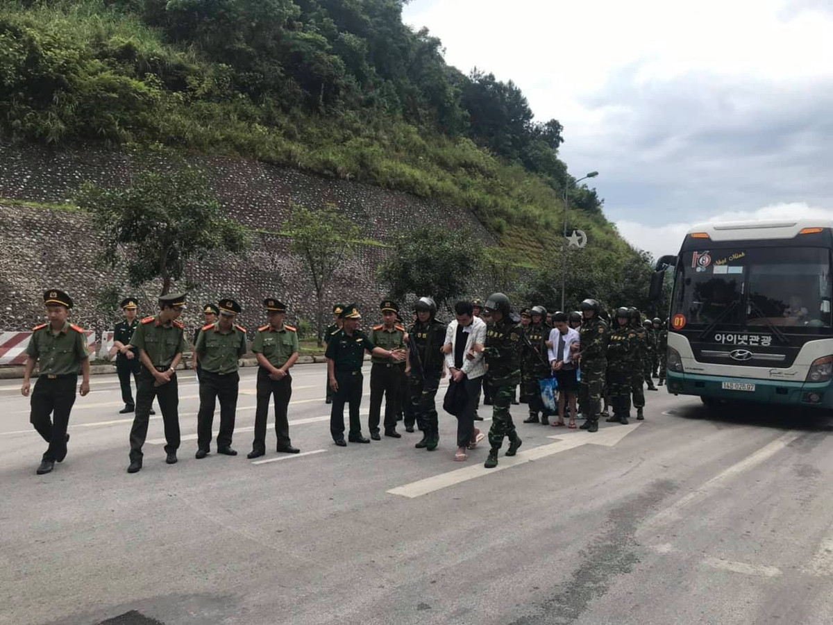 Các đối tượng được dẫn độ tại cửa khẩu quốc tế Hữu Nghị.