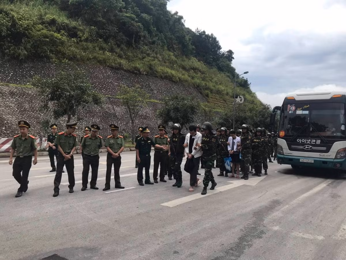 Các đối tượng được dẫn độ tại cửa khẩu quốc tế Hữu Nghị.