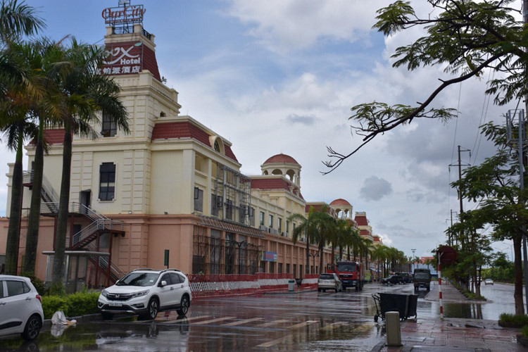 Trước đó, ngày 27/7, thời điểm, lực lượng cảnh sát thuộc Cục an ninh mạng và Phòng chống tội phạm sử dụng công nghệ cao (Bộ Công an) và Công an TP Hải Phòng kiểm tra hành chính Khu đô thị Our City (Km9, đường Phạm Văn Đồng, quận Dương Kinh, TP Hải Phòng) đã phát hiện hơn 100 phòng làm việc ở đây được các "con bạc'' thuê để thực hiện hành vi phạm tội.