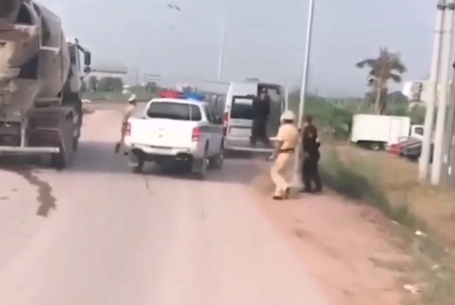 Su that CSGT Bac Giang no sung tran ap xe khach nghi deo bien gia, bo chay tren cao toc