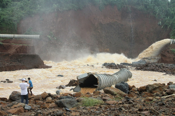 Mua lon o Tay Nguyen, Nam Bo: Nhan chim 3.700 nha, 10 nguoi chet