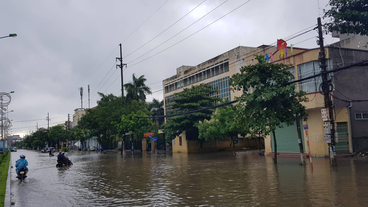 Đường phố ngập nước tự 30 đến 50 cm khiến việc đi lại gặp nhiều khó khăn.