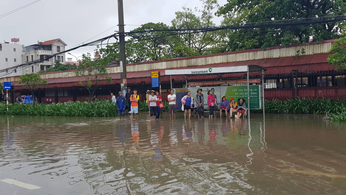 Một điểm chờ xe bus, người dân phải xắn quần đợi xe.