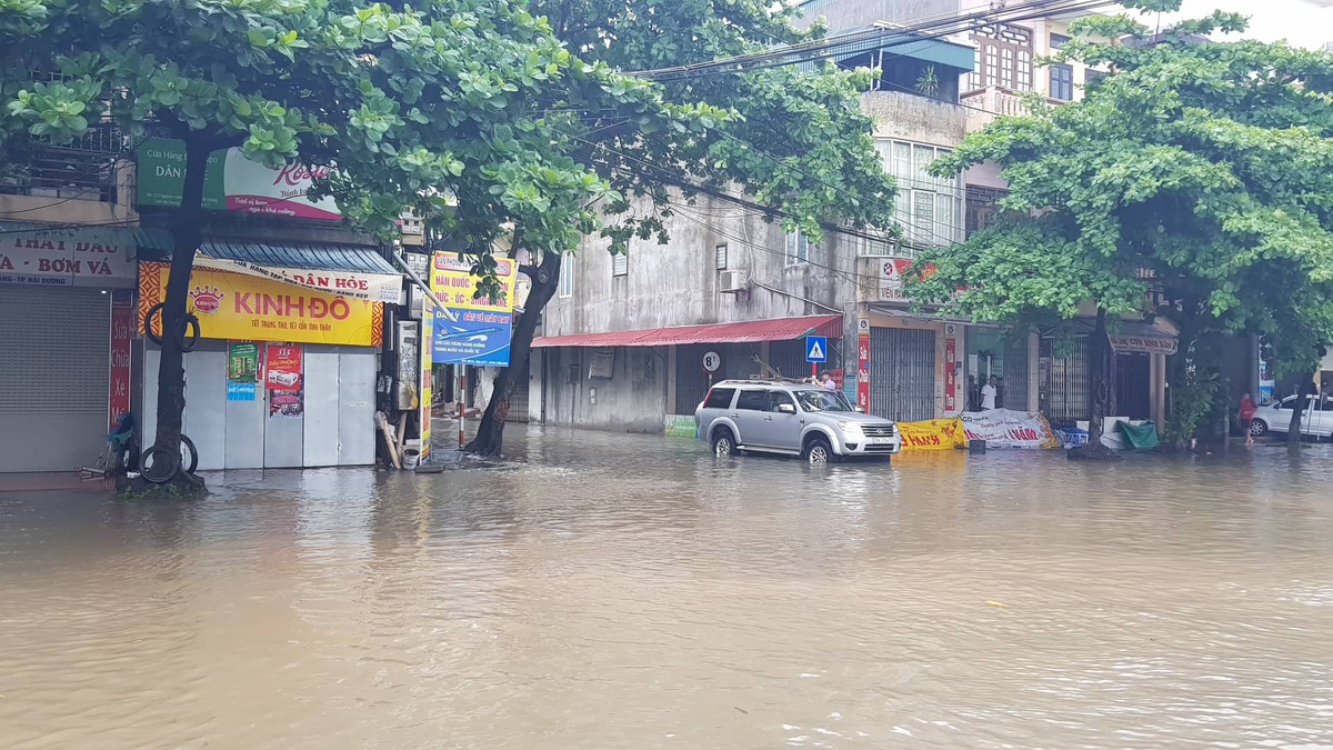 Một chiếc ô tô ngần ngại khi lưu thông vào khu vực ngập nước.