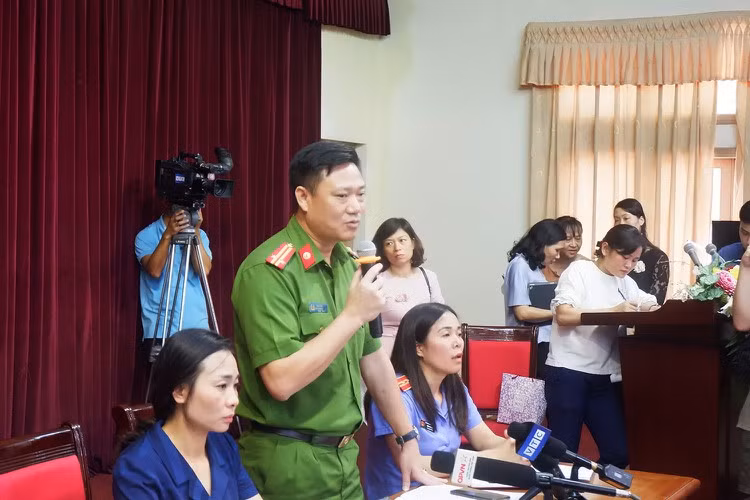 Đến 15h30 cùng ngày, ông Phiến đến bãi gửi xe điều khiển xe đến trường Tiểu học Gateway đón học sinh. Khi bà Quy đưa các học sinh ra cổng để lên xe thì không thấy cháu Long. Khi mở cửa xe ô tô để đưa các em lên xe thì phát hiện cháu nằm ngửa dưới sàn sau ghế lái nên hô hoán mọi người bế cháu vào phòng y tế. 