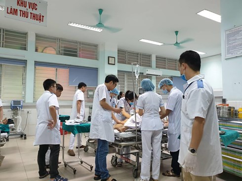 Các bác sĩ bệnh viện Việt Tiệp đang tích cực huy động lực lượng, trang thiết bị, máy móc tập trung cứu chữa các bệnh nhân.