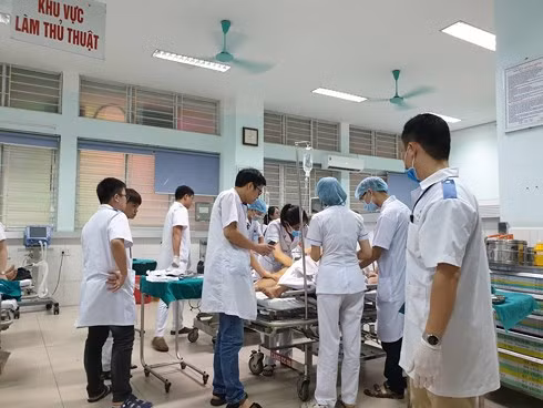 Các bác sĩ bệnh viện Việt Tiệp đang tích cực huy động lực lượng, trang thiết bị, máy móc tập trung cứu chữa các bệnh nhân.