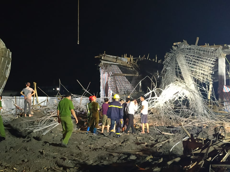 “Thời điểm bị sập, công trình này đang thi công đổ bê tông vào chiều tối cùng ngày. Do thông tin được báo cáo sơ bộ nên hiện vẫn đang phải cử cán bộ tới hiện trường để xác minh làm rõ vụ việc, thông tin chi tiết về sự cố này sẽ thông tin tới báo chí sau”, ông Lê Anh Quân thông tin. 