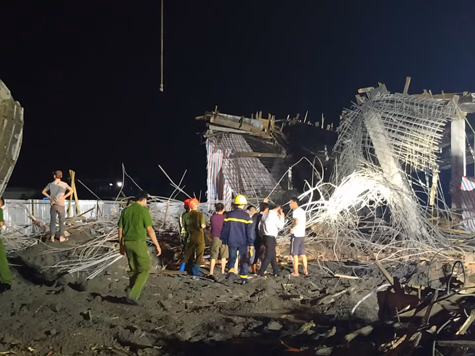 “Thời điểm bị sập, công trình này đang thi công đổ bê tông vào chiều tối cùng ngày. Do thông tin được báo cáo sơ bộ nên hiện vẫn đang phải cử cán bộ tới hiện trường để xác minh làm rõ vụ việc, thông tin chi tiết về sự cố này sẽ thông tin tới báo chí sau”, ông Lê Anh Quân thông tin. 