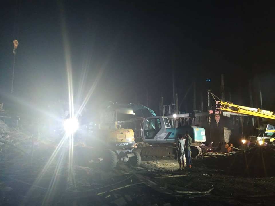 Lực lượng chức năng đang cứu hộ tại hiện trường.