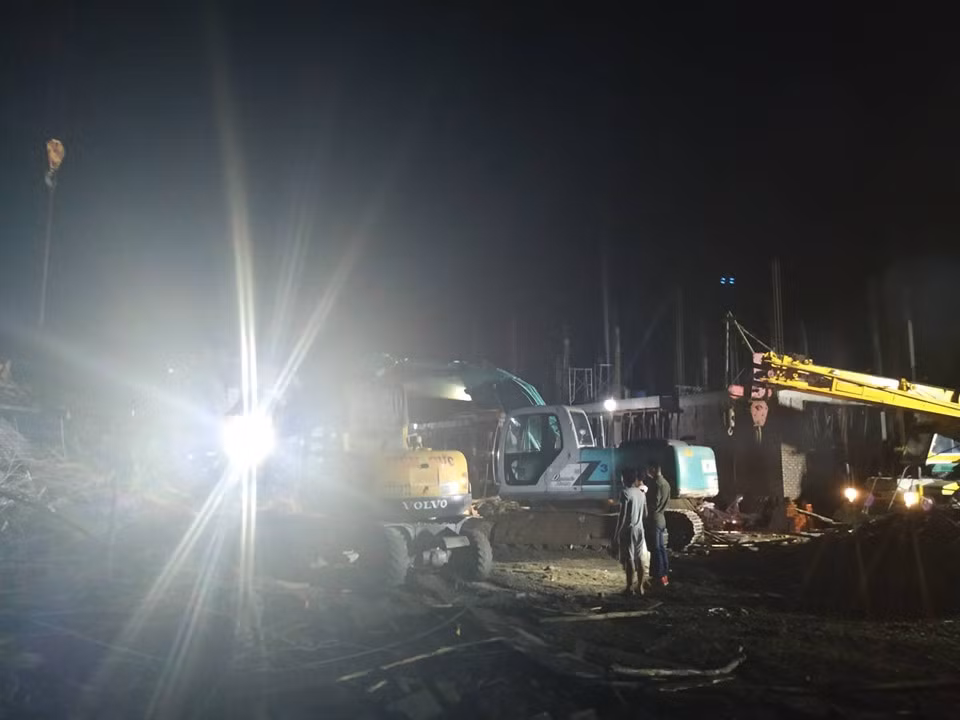 Lực lượng chức năng đang cứu hộ tại hiện trường.