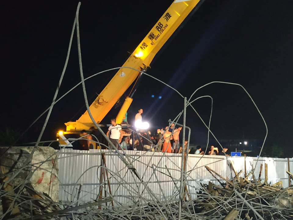 Nhiều người dân theo dõi quá trình lực lượng chức năng làm việc.