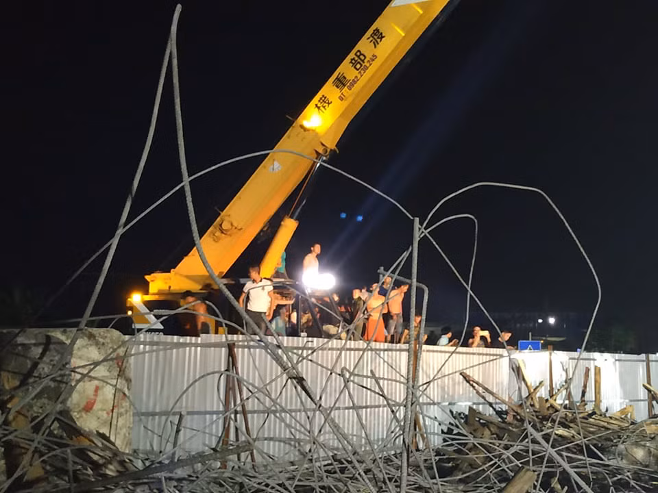 Nhiều người dân theo dõi quá trình lực lượng chức năng làm việc.