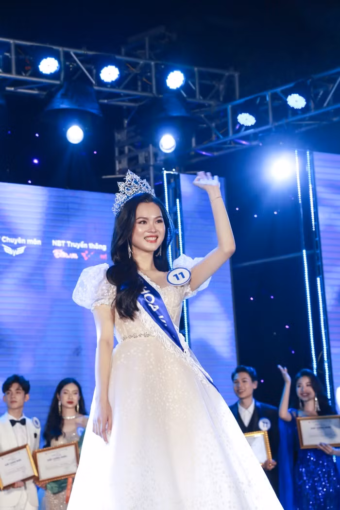 Được biết Hà Linh sinh ra và lớn lên trong một gia đình có truyền thống giáo dục. Giành giải cao ở cuộc thi này, cô nàng nhận về vô số lời khen từ cư dân mạng.