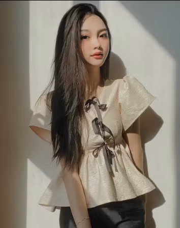 Ngoài việc học, Hà Linh còn tranh thủ thời gian cộng tác thêm với các hãng mỹ phẩm, thời trang.