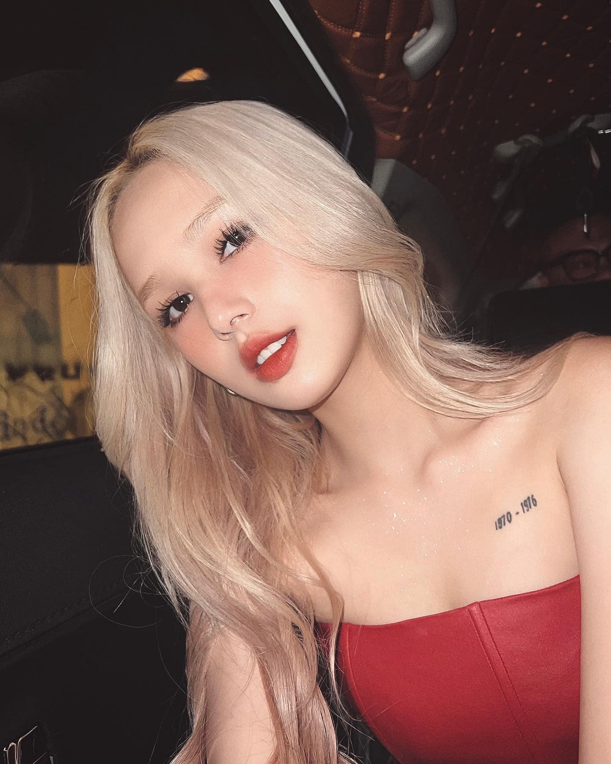 Vốn nổi tiếng với vẻ đẹp lai cùng làn da trắng mịn màng, khi bỏ đi lớp make, trông Xoài Non cũng chẳng kém sắc là bao.