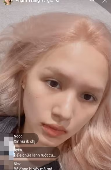 Trong hình, gái xinh 2K đang nằm trên giường, tóc xõa, mặt không phấn son.