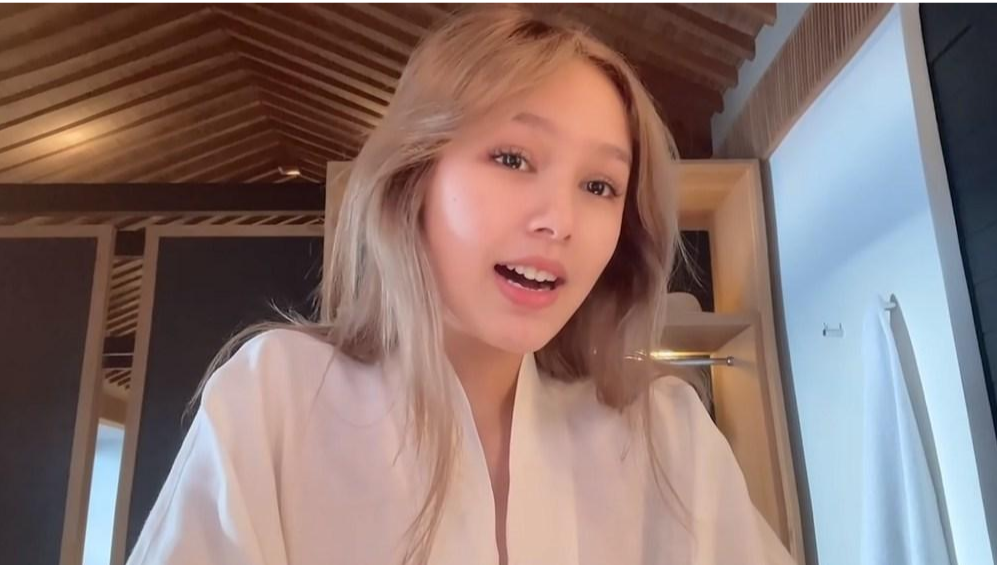 Tuy nhiên khác với những lần khoe mặt mộc trước đó, vợ Xemesis lại để lộ phần xung quanh mắt có quầng thâm, phần miệng cũng bị nổi mụn khiến cô bị kém sắc vài phần.