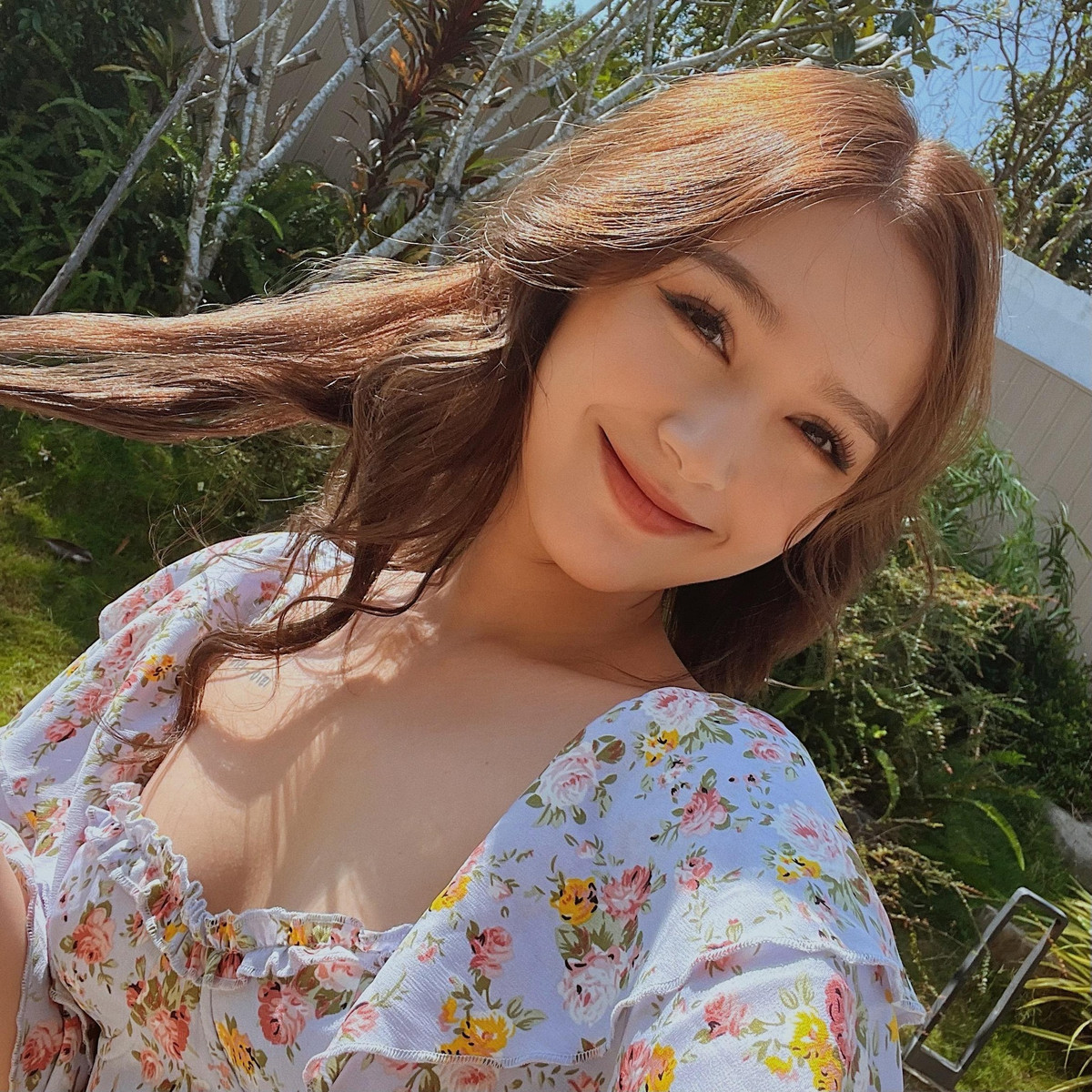 Vẻ ngoài "chất lượng" của mỹ nhân sinh năm 2002 thậm chí được các nghệ sĩ gạo cội Vbiz khen ngợi. Ảnh: FBNV