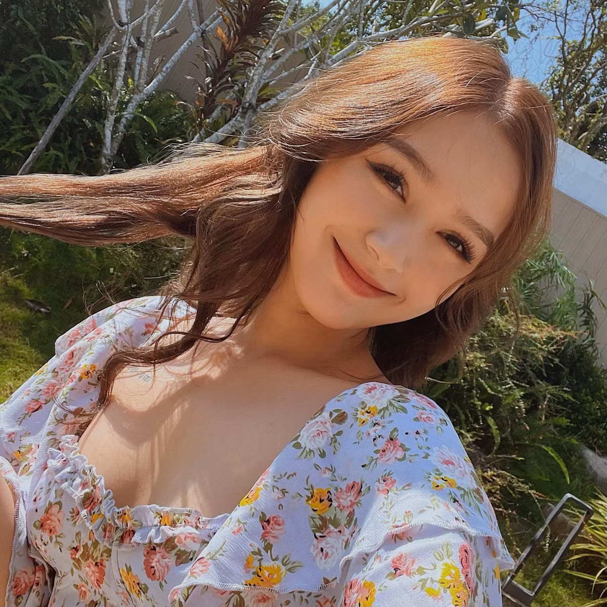 Vẻ ngoài "chất lượng" của mỹ nhân sinh năm 2002 thậm chí được các nghệ sĩ gạo cội Vbiz khen ngợi. Ảnh: FBNV