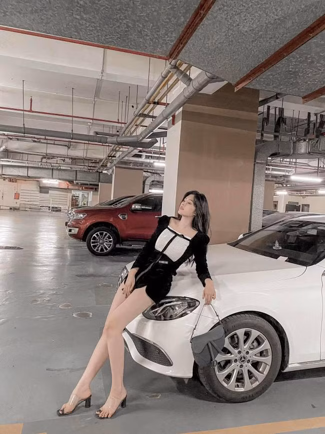 Dù tuổi đời còn khá trẻ nhưng Huỳnh Tiên đã gặt hái được nhiều thành công. Cô đang ở hữu khối tài sản lên tới cả chục tỷ.