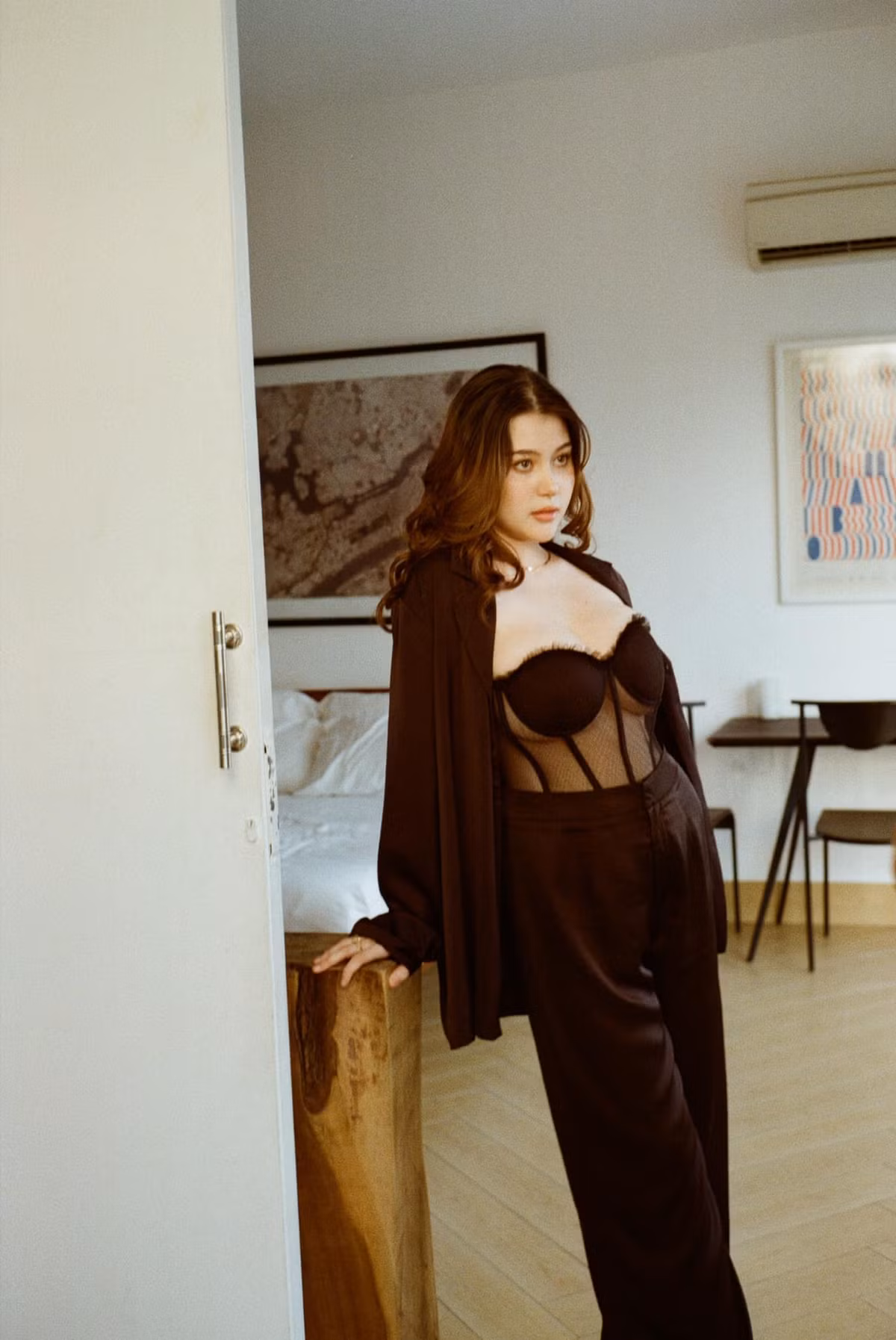 Sunna khiến các mẹ bỉm ngỡ ngàng khi chưa ra cữ đã tự tin selfie cận mặt khoe nhan sắc "bà đẻ" đẹp không tì vết.