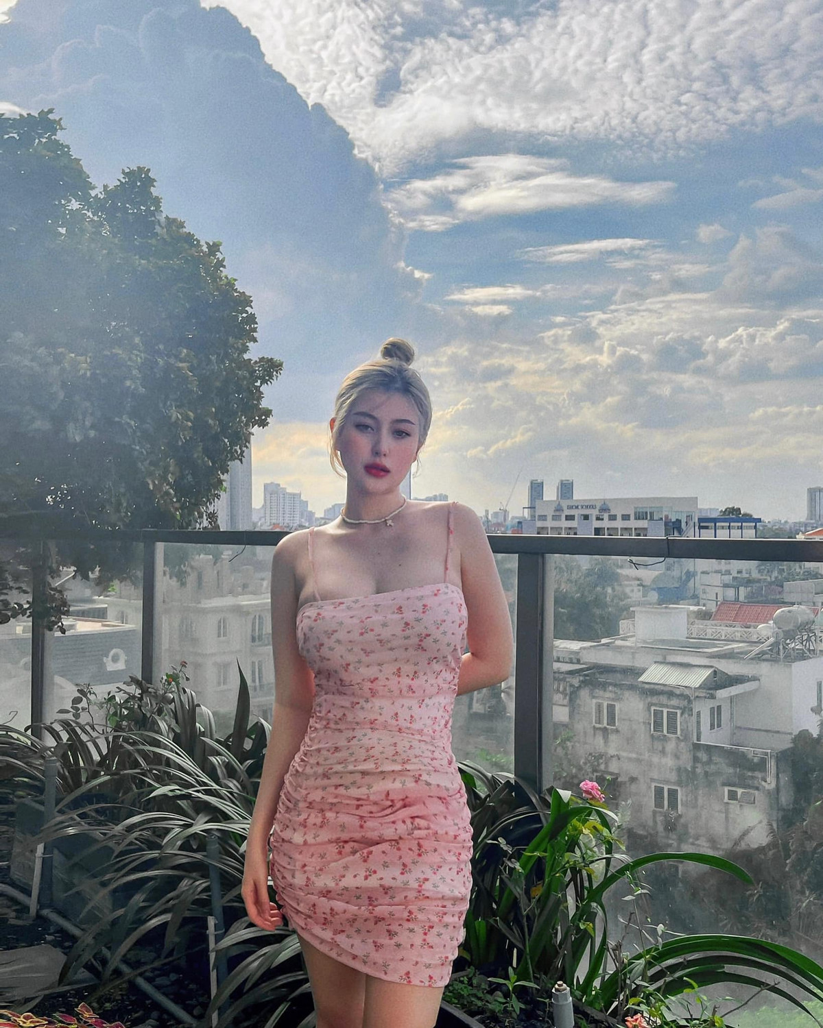 Sunna và Xoài Non đều là hot girl nổi tiếng trên mạng xã hội. Nếu như Xoài Non gây ấn tượng với khuôn mặt hoàn hảo, thì Sunna lại gây ấn tượng với vòng 1 khủng.