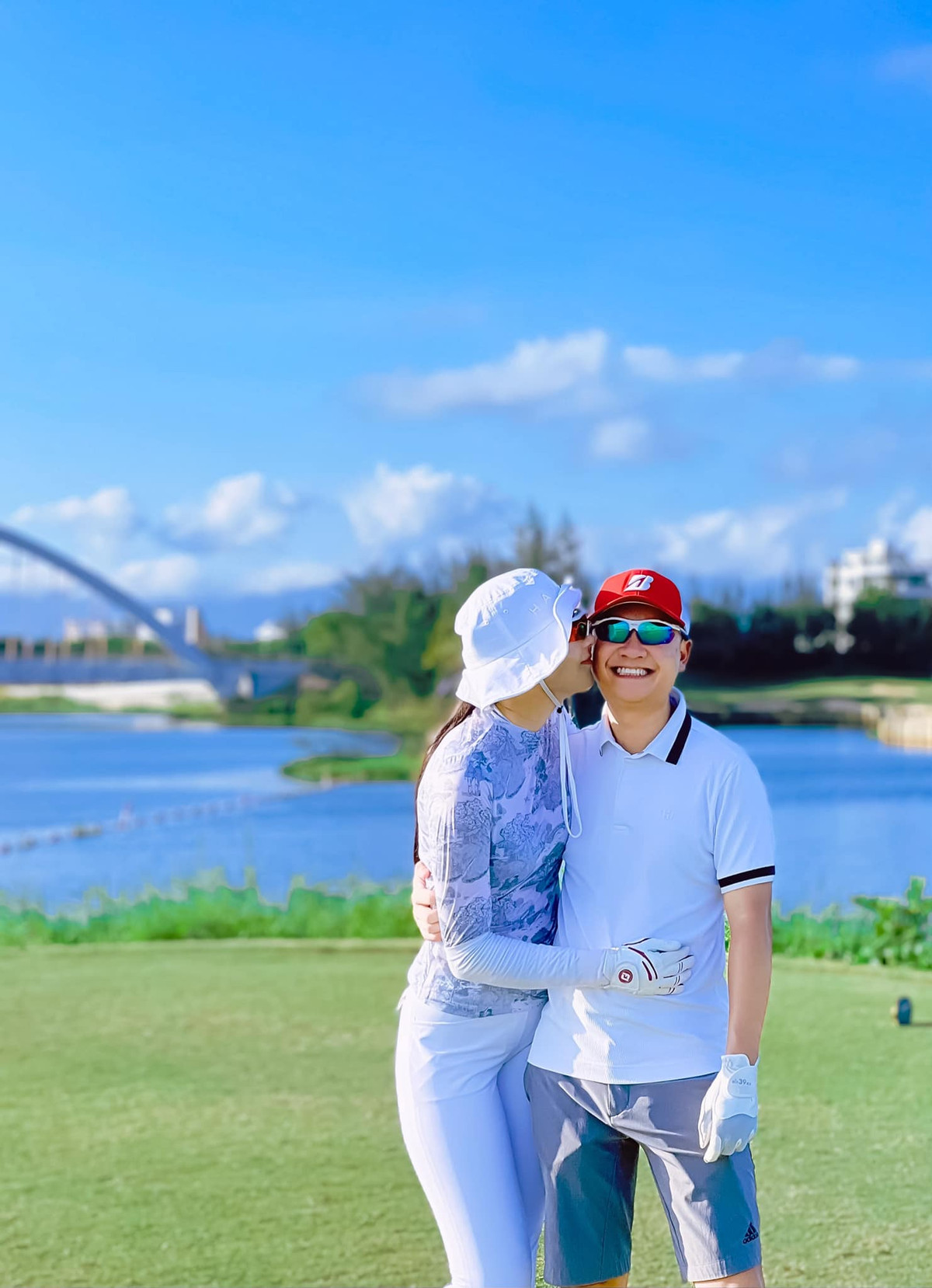 Ngắm nhìn Mai Ngọc trong thời trang mát mẻ ai nấy cũng xuýt xoa, ngợi khen thân hình mảnh mai, vòng eo "siêu bé" chẳng kém gì Ngọc Trinh.