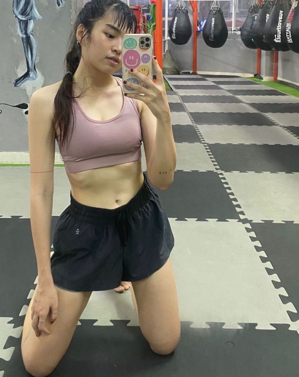 Đến cuối năm 2021, cô nàng Trà Long khiến nhiều người hoang mang khi tâm sự về câu chuyện của bản thân. Theo đó, Khánh Vân cho biết mình mắc bệnh nặng. Thời điểm này, Khánh Vân trông xuống sắc khiến dân tình xót xa.