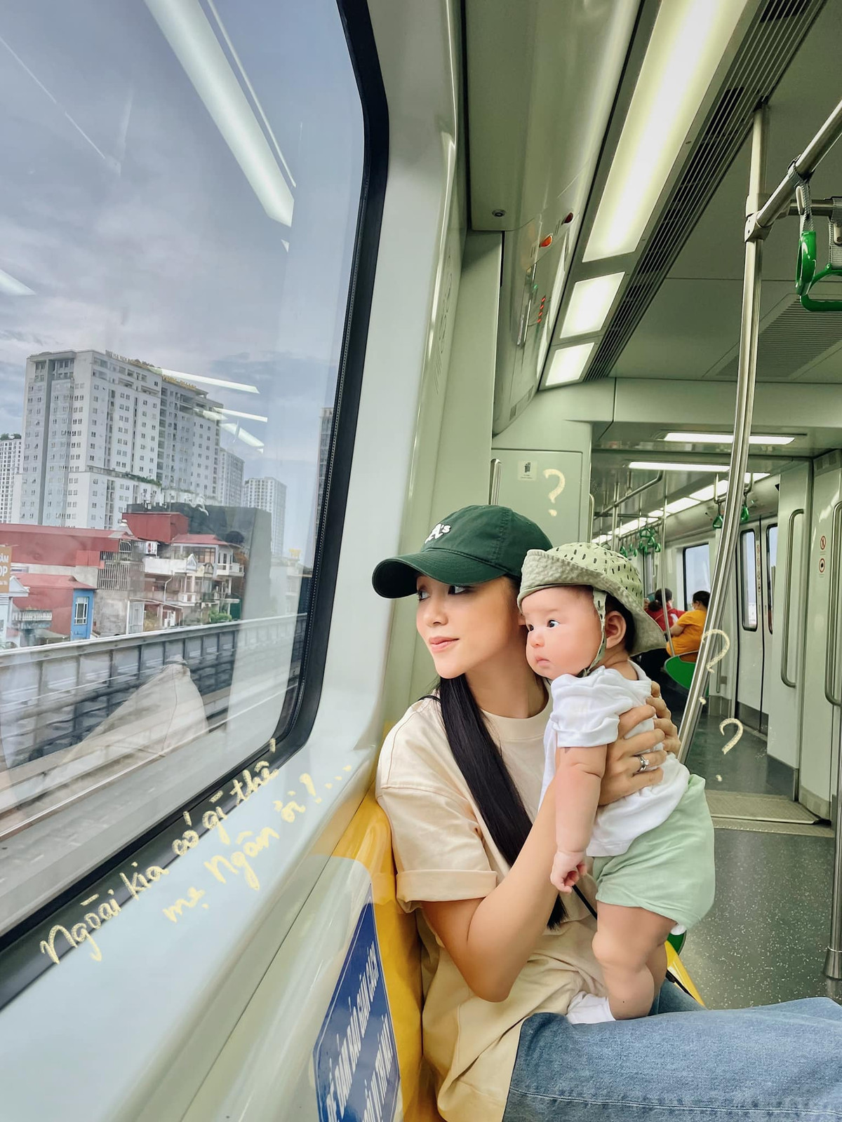 Sau khi công khai được nửa kia cầu hôn và chính thức về chung một nhà, Salim cũng đã hạ sinh nhóc tì đầu lòng khiến người hâm mộ vui mừng không ngớt.