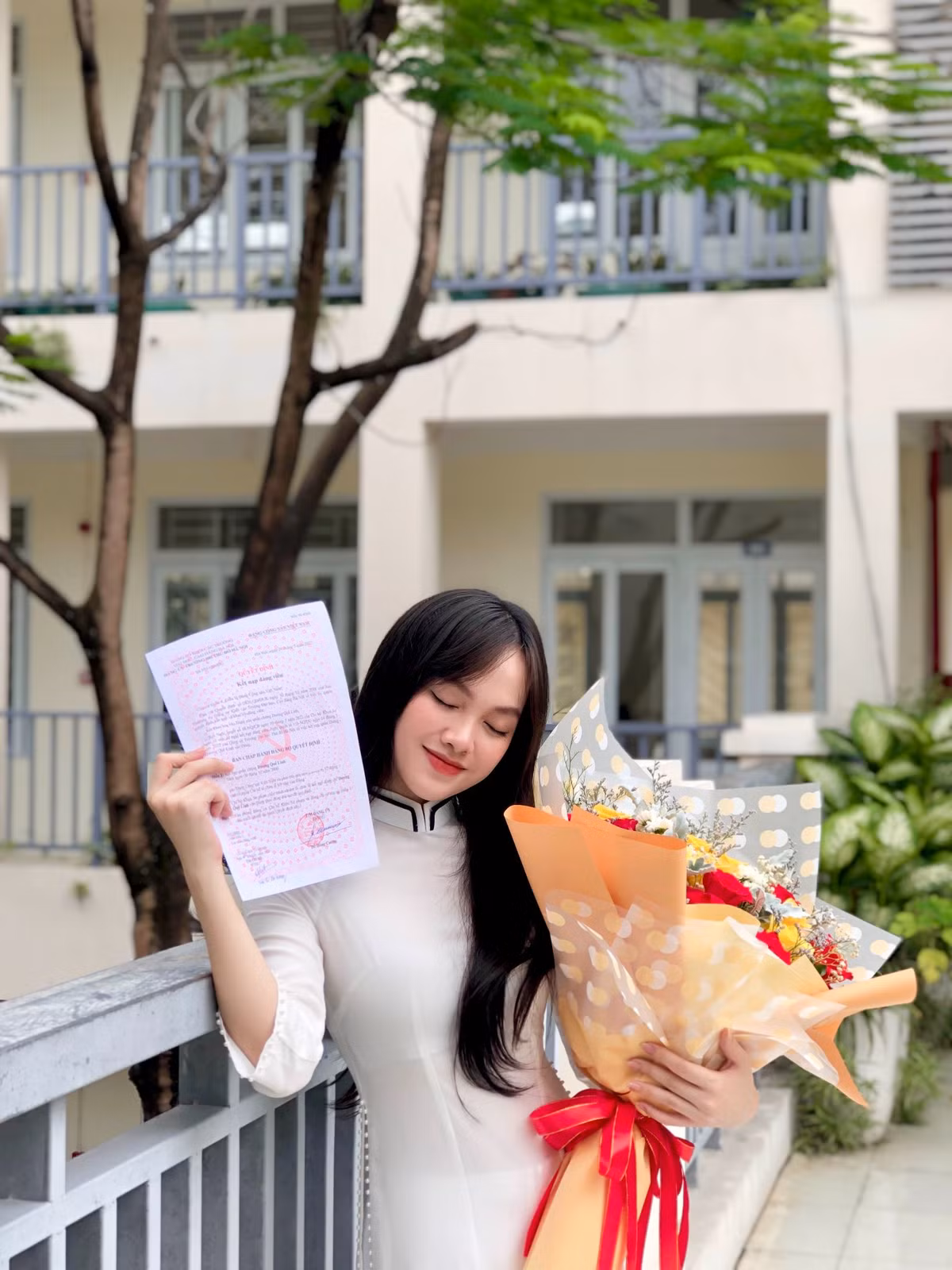 Quế Linh bằng tuổi tiền đạo Nhâm Mạnh Dũng, cô vừa tốt nghiệp khoa Giáo dục tiểu học chất lượng cao tại trường đại học có tiếng.