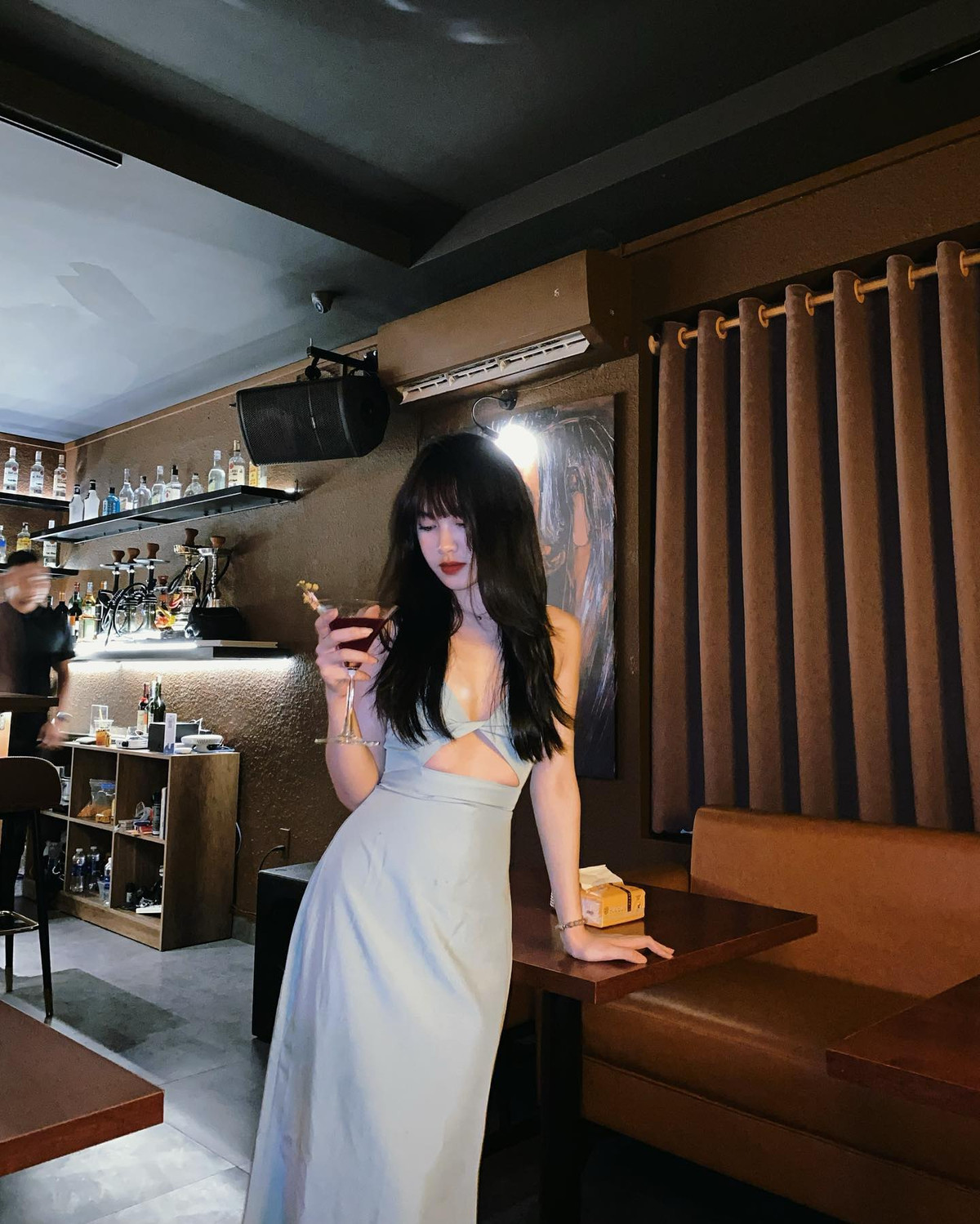 Với thời trang mát mẻ, Quế Linh phô trọn được thân hình mảnh mai, làn da trắng mịn màng.