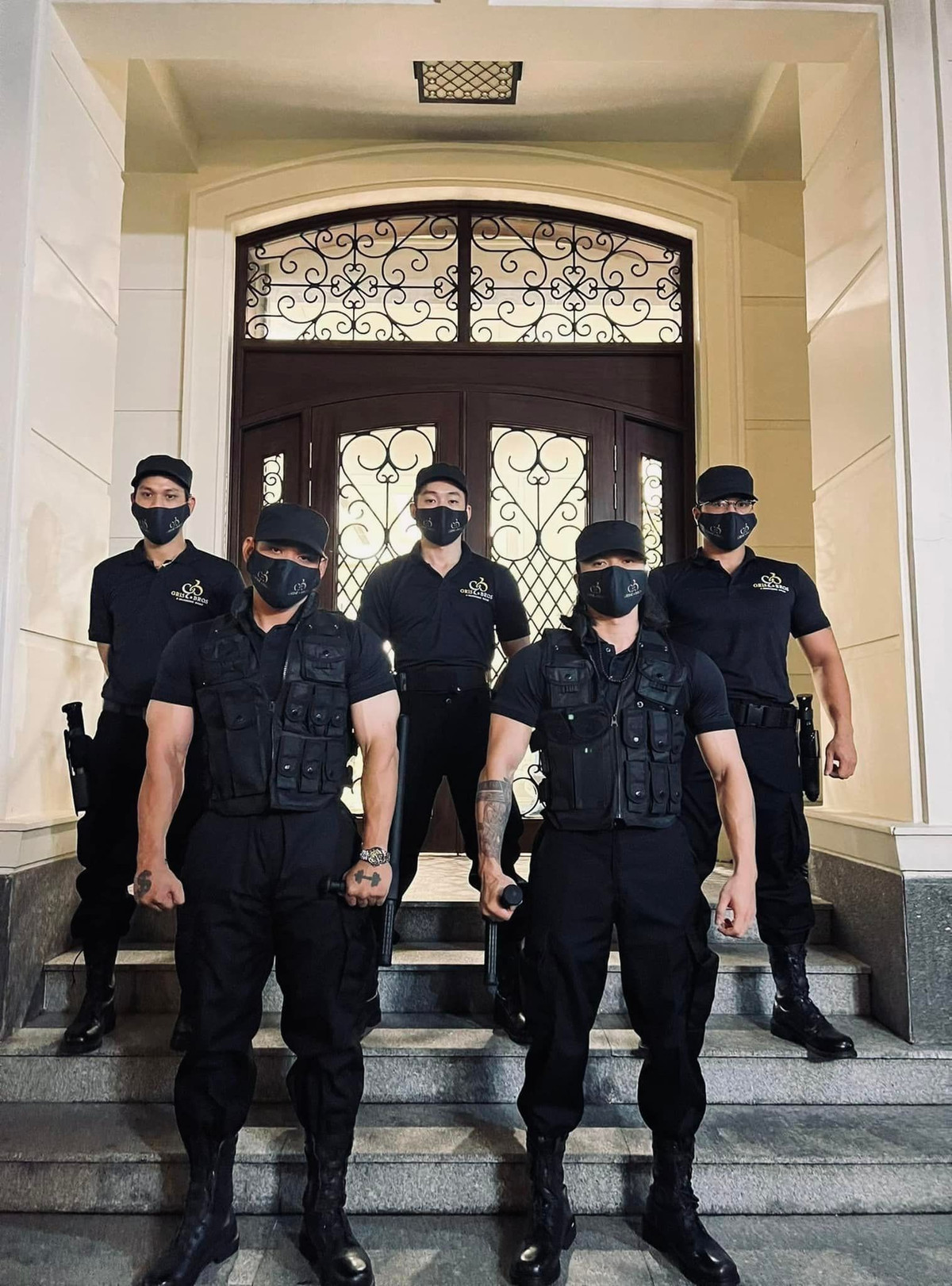 Cuối tháng 6 vừa qua trên Facebook cá nhân, vợ chồng nữ đại gia quận 7 Đoàn Di Băng và Nguyễn Quốc Vũ tiết lộ gia đình vừa phải thuê một dàn vệ sĩ bảo vệ 24/24.