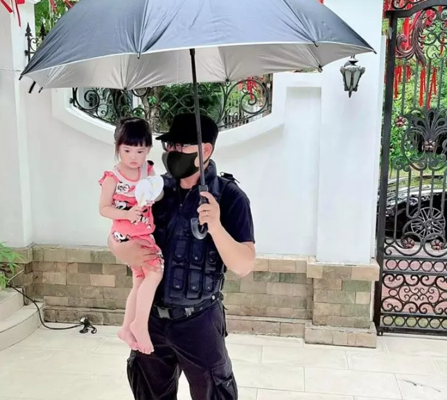 Vợ CEO Nguyễn Quốc Vũ còn tiết lộ phải chi từ 15 - 30 triệu đồng tùy thuộc từng vị trí. Như vậy, trung bình mỗi tháng Di Băng phải rút hầu bao 100 - 120 triệu đồng cho việc thuê người bảo vệ.