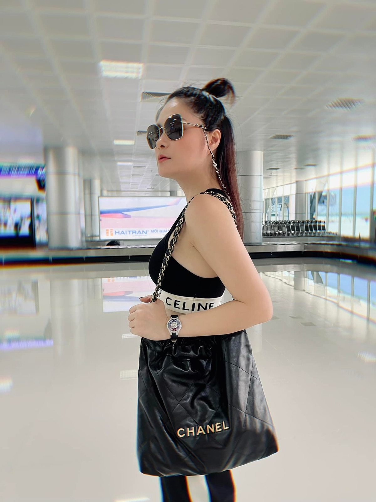 Bên cạnh sự trầm trồ ghen tị cũng xuất hiện không ít bình luận cho rằng cô thừa tiền thuê vệ sĩ, sao không để dành số chi phí đó làm từ thiện.